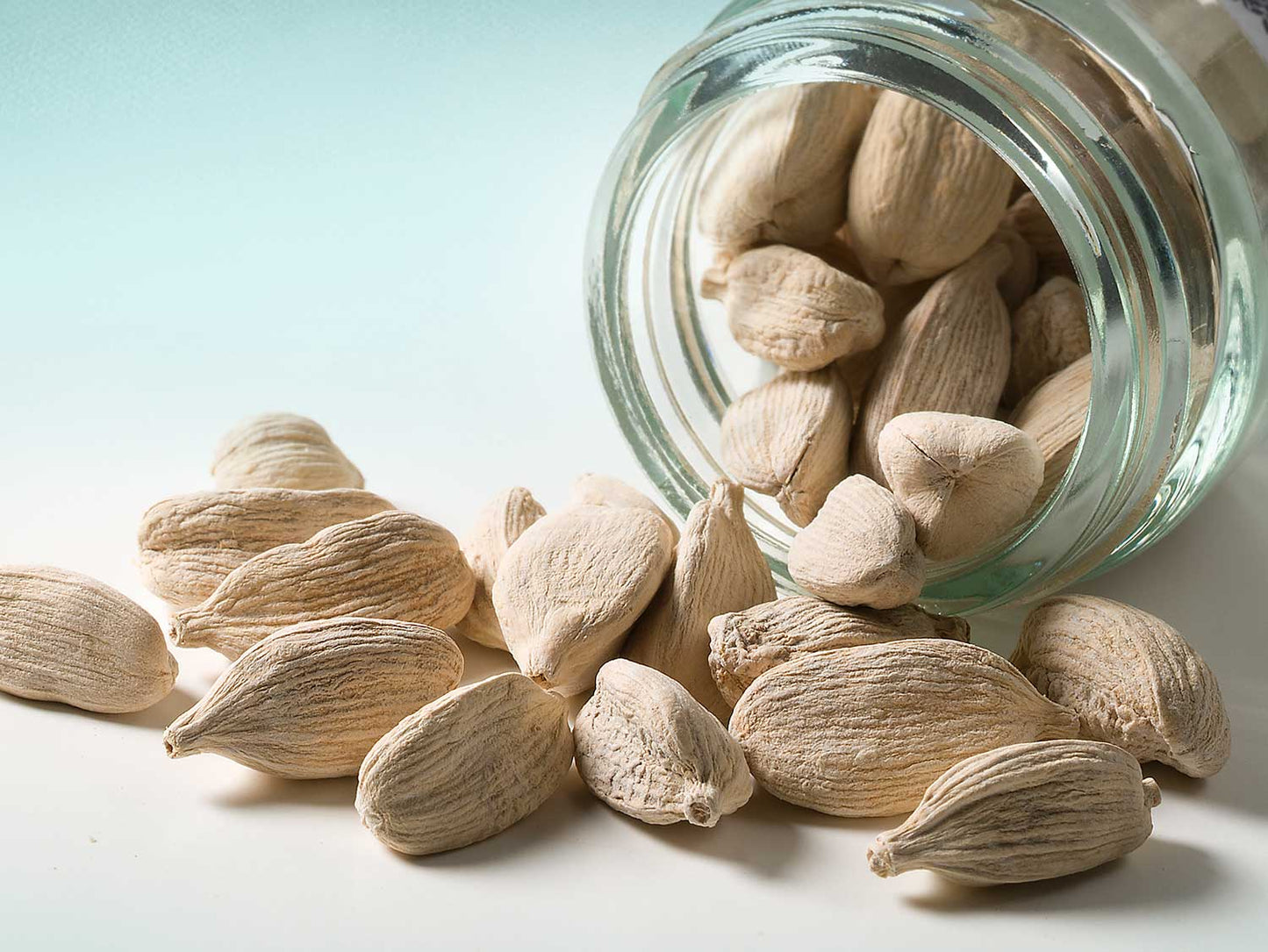 Celý bílý kardamom